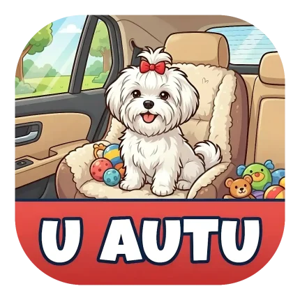 Magnet za auto "U AUTU" s bijelim maltezerom koji ima crvenu mašnu na glavi. Pas sjedi na pahuljastoj sjedalici u unutrašnjosti automobila okružen šarenim igračkama i plišanim medvjedićem.