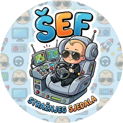 Magnetna naljepnica za auto "ŠEF STRAŽNJEG SJEDALA" s ilustracijom bebe u odijelu i sa sunčanim naočalama koja upravlja tehnološkom sjedalicom s ekranima i gumbima.