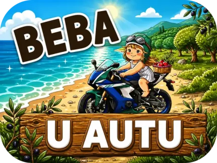 Magnetna naljepnica za auto "BEBA U AUTU" s djevojčicom koja nosi kacigu i vozi plavi sportski motor uz more i maslinike.